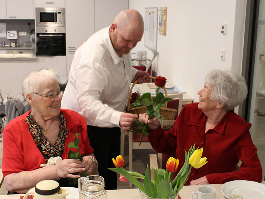 Betreuungsassistent Matthias Burmeister überreicht Rosen an Bewohnerinnen | Immanuel Seniorenzentrum Elstal Betreuungsassistent Matthias Burmeister überreicht Rosen an Bewohnerinnen | Immanuel Seniorenzentrum Elstal